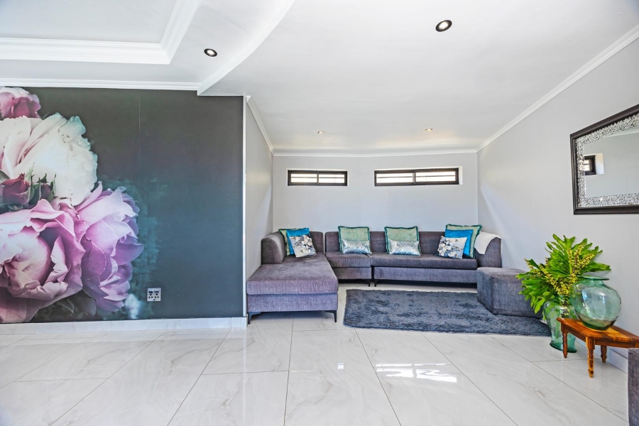 8 Bedroom Property for Sale in Plattekloof Western Cape